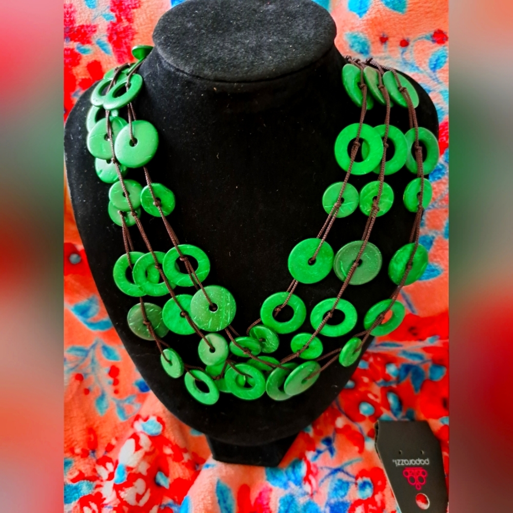 NWT WOODEN PAPARAZZI NECKLACE